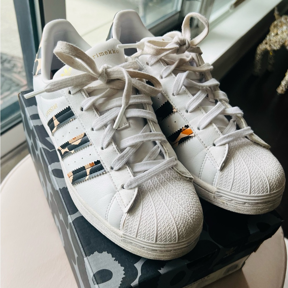 Adidas Superstar W sneakers with leopard stripes.